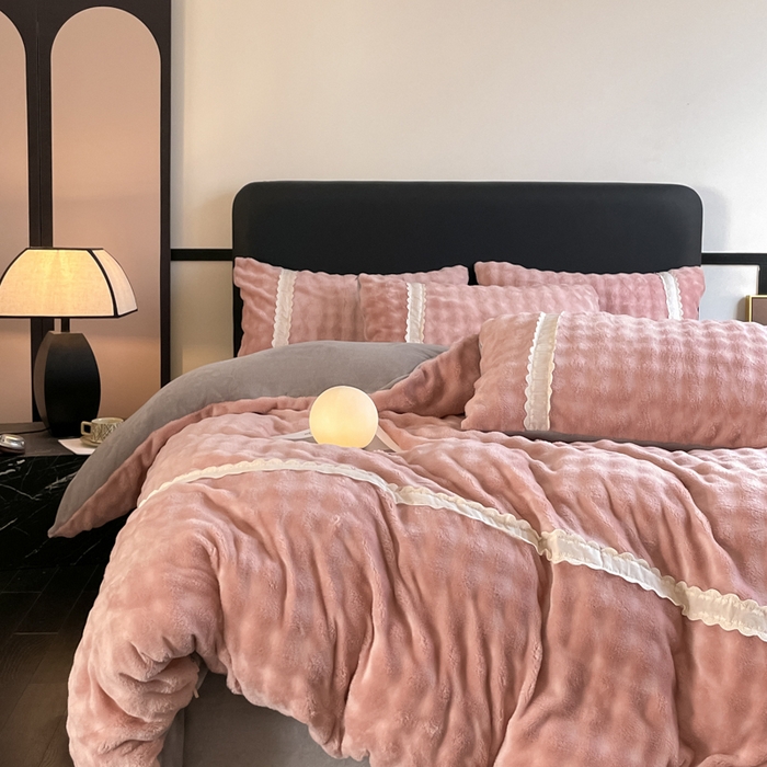 91家纺网 家纺一手货源 找家纺 云玲时尚 2025新款高克重泡泡牛奶绒四件套-泡芙 泡芙-粉灰