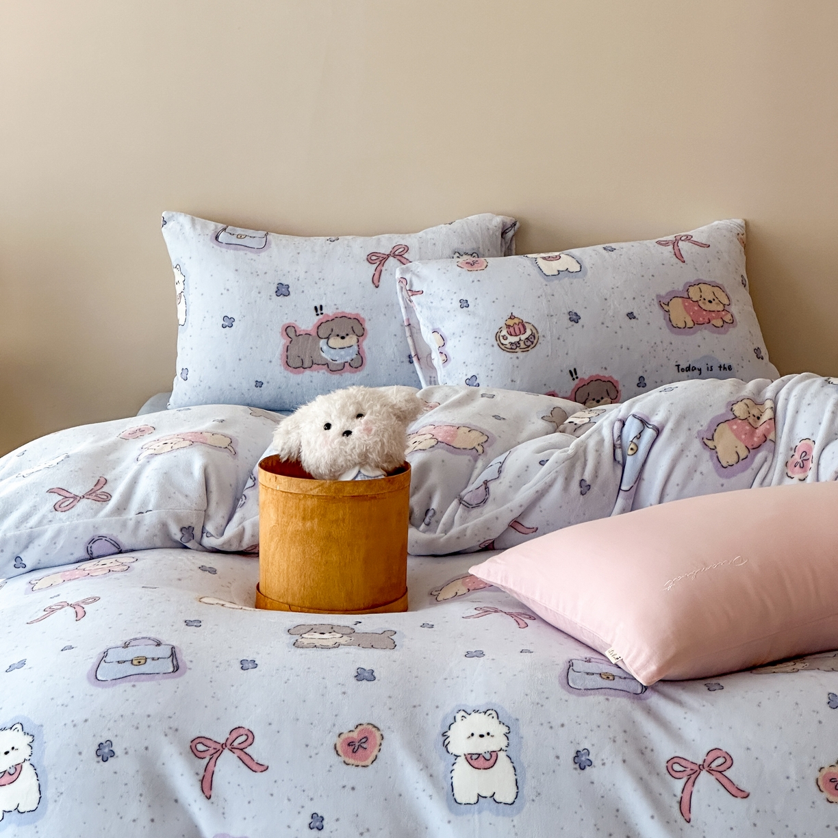 91家纺网 家纺一手货源 找家纺 时光里 2025新款230克全消光印花10色专版花型四件套 狗狗乐园-蓝