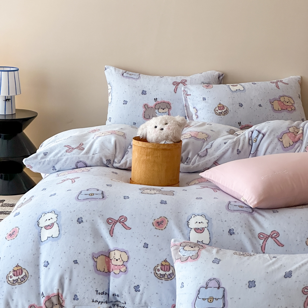 91家纺网 家纺一手货源 找家纺 时光里 2025新款230克全消光印花10色专版花型四件套 狗狗乐园-蓝