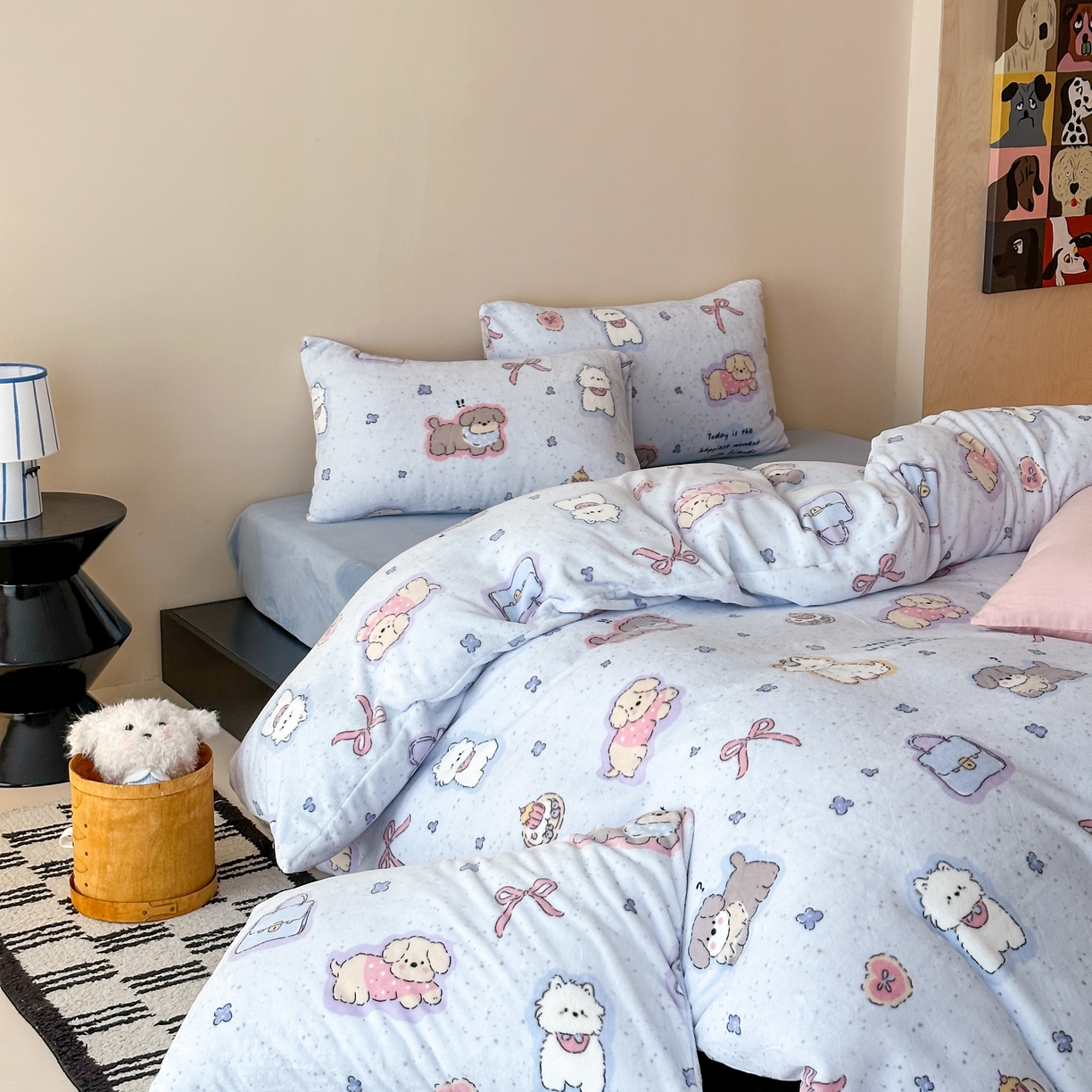 91家纺网 家纺一手货源 找家纺 时光里 2025新款230克全消光印花10色专版花型四件套 狗狗乐园-蓝