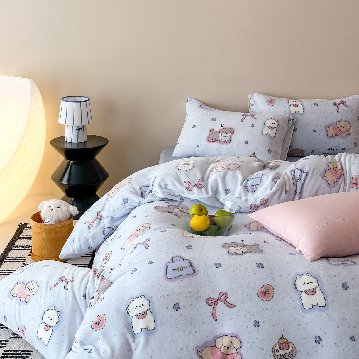 91家纺网 家纺一手货源 找家纺 时光里 2025新款230克全消光印花10色专版花型四件套 狗狗乐园-蓝