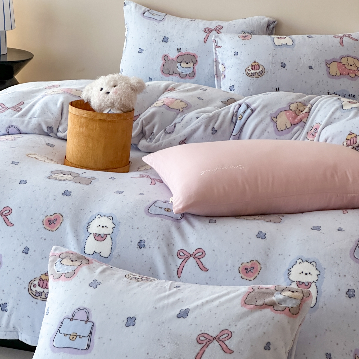 91家纺网 家纺一手货源 找家纺 时光里 2025新款230克全消光印花10色专版花型四件套 狗狗乐园-蓝