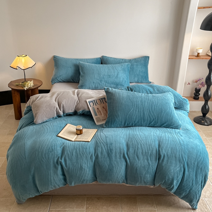 91家纺网 家纺一手货源 找家纺 云玲时尚 2025新款高克重牛奶绒雕花单被套-波浪 波浪蓝灰