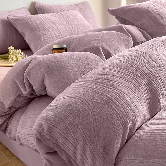 91家纺网 家纺一手货源 找家纺 云玲时尚 2025新款高克重牛奶绒雕花单被套-波浪 波浪香芋紫
