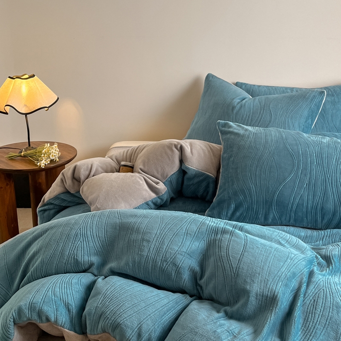 91家纺网 家纺一手货源 找家纺 云玲时尚 2025新款高克重牛奶绒雕花单被套-波浪 波浪蓝灰