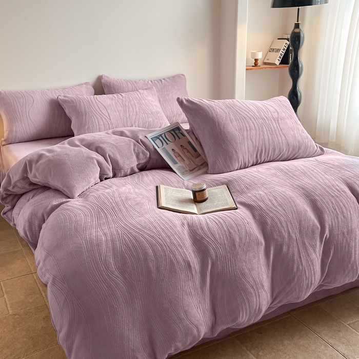 91家纺网 家纺一手货源 找家纺 云玲时尚 2025新款高克重牛奶绒雕花单被套-波浪 波浪香芋紫