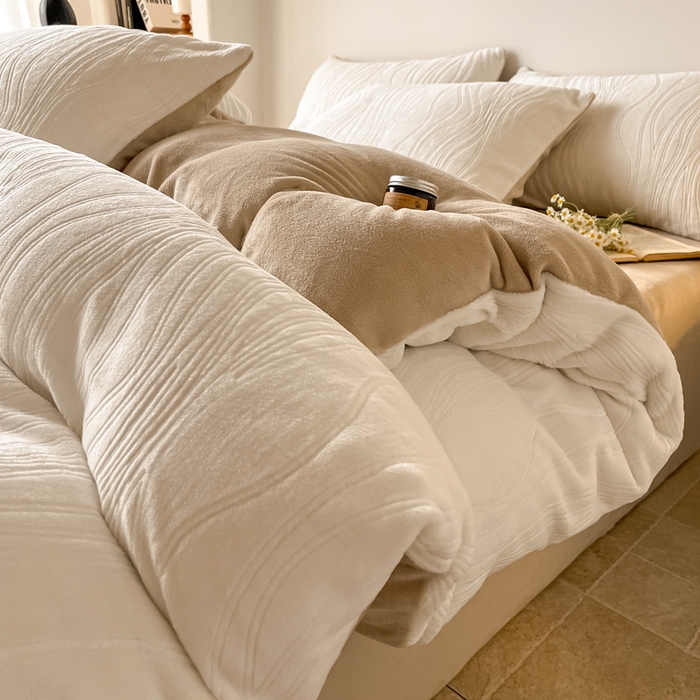 91家纺网 家纺一手货源 找家纺 （总）云玲时尚 2025新款高克重牛奶绒雕花单被套-波浪