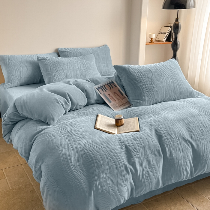 91家纺网 家纺一手货源 找家纺 云玲时尚 2025新款高克重牛奶绒雕花单被套-波浪 波浪水蓝