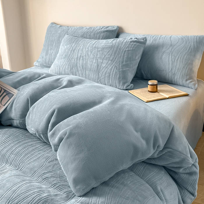 91家纺网 家纺一手货源 找家纺 云玲时尚 2025新款高克重牛奶绒雕花单被套-波浪 波浪水蓝