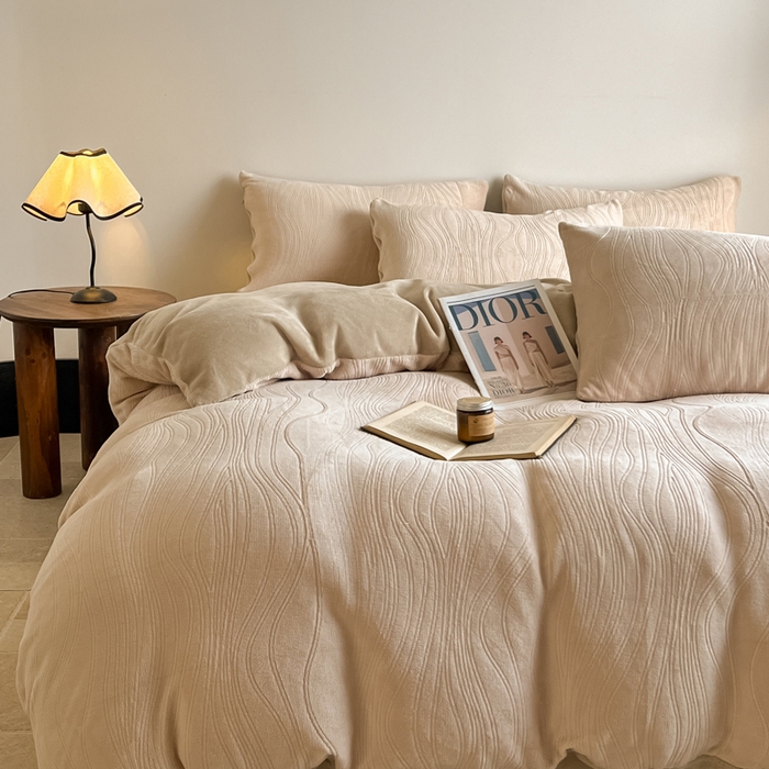 91家纺网 家纺一手货源 找家纺 云玲时尚 2025新款高克重牛奶绒雕花单被套-波浪 波浪杏色