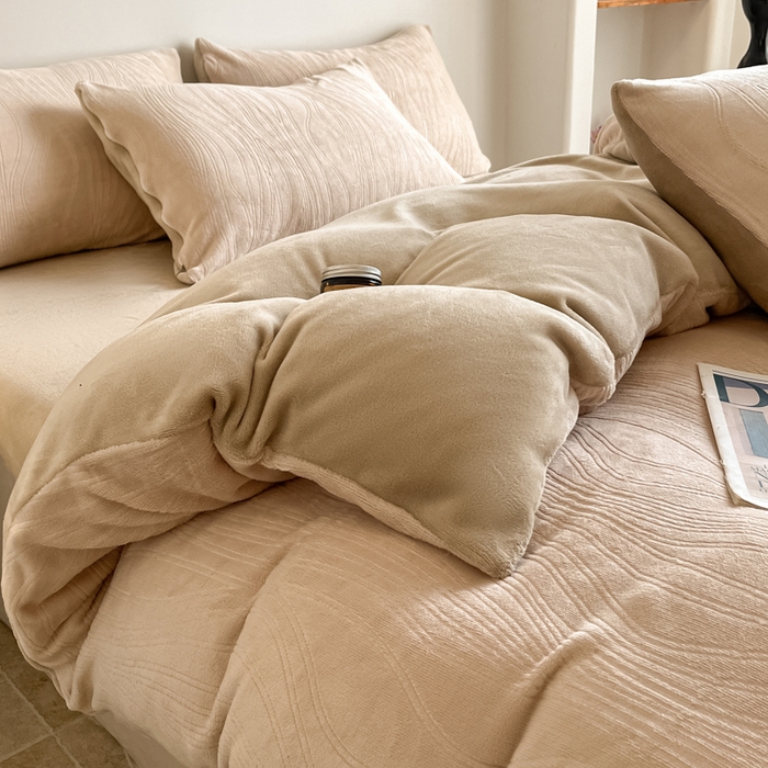 91家纺网 家纺一手货源 找家纺 云玲时尚 2025新款高克重牛奶绒雕花单被套-波浪 波浪杏色