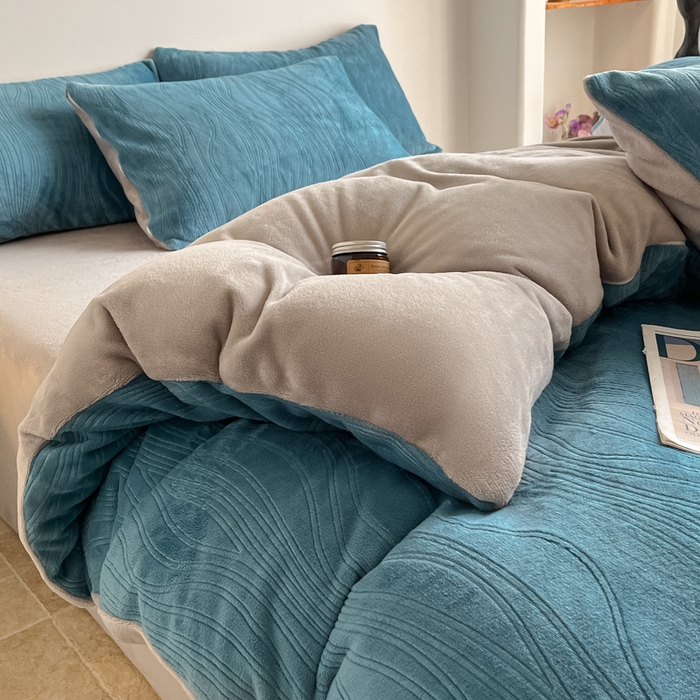 91家纺网 家纺一手货源 找家纺 云玲时尚 2025新款高克重牛奶绒雕花单被套-波浪 波浪蓝灰