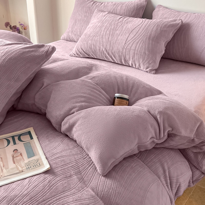 91家纺网 家纺一手货源 找家纺 云玲时尚 2025新款高克重牛奶绒雕花单被套-波浪 波浪香芋紫