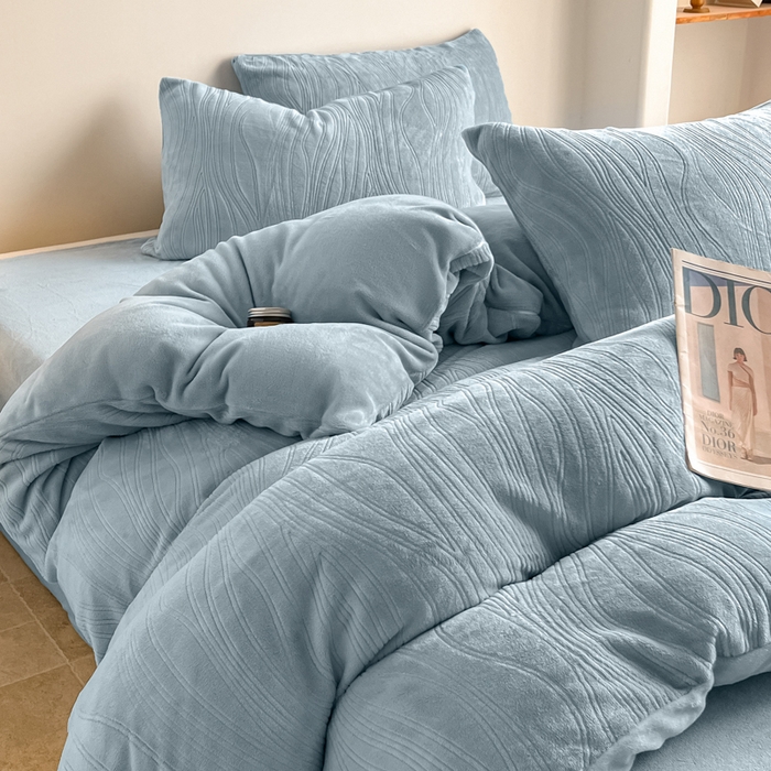 91家纺网 家纺一手货源 找家纺 云玲时尚 2025新款高克重牛奶绒雕花单被套-波浪 波浪水蓝