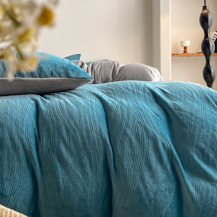 91家纺网 家纺一手货源 找家纺 云玲时尚 2025新款高克重牛奶绒雕花单被套-波浪 波浪蓝灰