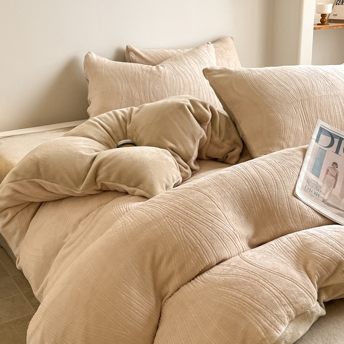 91家纺网 家纺一手货源 找家纺 云玲时尚 2025新款高克重牛奶绒雕花单被套-波浪 波浪杏色