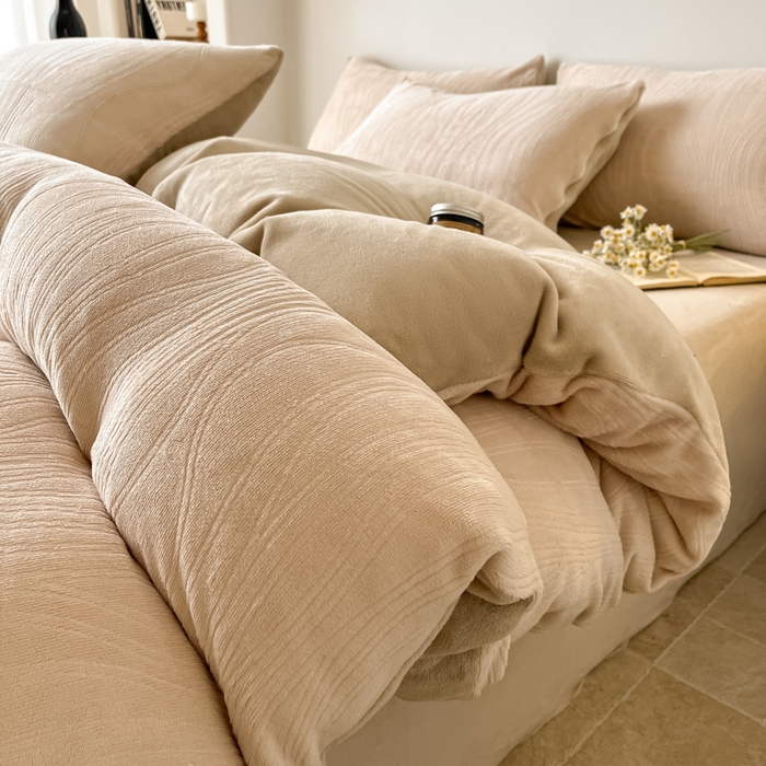 91家纺网 家纺一手货源 找家纺 云玲时尚 2025新款高克重牛奶绒雕花单被套-波浪 波浪杏色