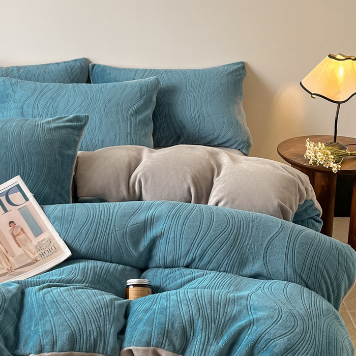 91家纺网 家纺一手货源 找家纺 云玲时尚 2025新款高克重牛奶绒雕花单被套-波浪 波浪蓝灰