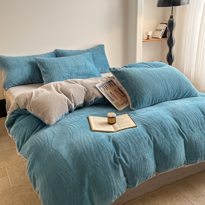 91家纺网 家纺一手货源 找家纺 云玲时尚 2025新款高克重牛奶绒雕花单被套-波浪 波浪蓝灰