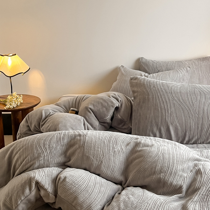 91家纺网 家纺一手货源 找家纺 云玲时尚 2025新款高克重牛奶绒雕花单被套-波浪 波浪浅灰