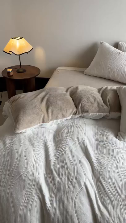 91家纺网 家纺一手货源 找家纺 云玲时尚 2025新款高克重牛奶绒雕花单被套-波浪 波浪浅灰