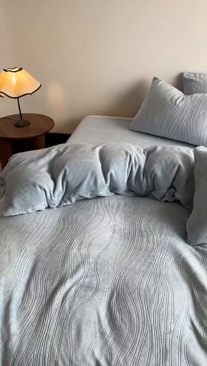 91家纺网 家纺一手货源 找家纺 云玲时尚 2025新款高克重牛奶绒雕花单被套-波浪 波浪水蓝