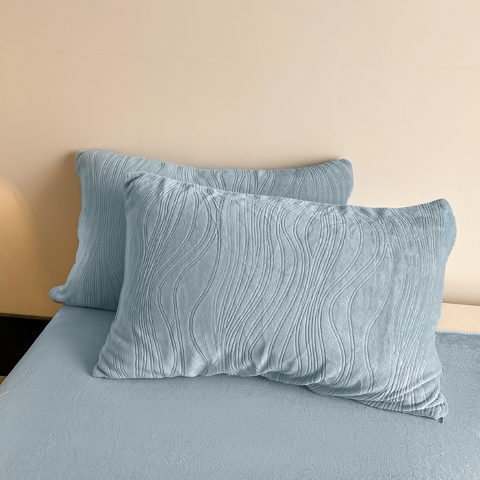 91家纺网 家纺一手货源 找家纺 云玲时尚 2025新款高克重牛奶绒雕花单被套-波浪 波浪水蓝