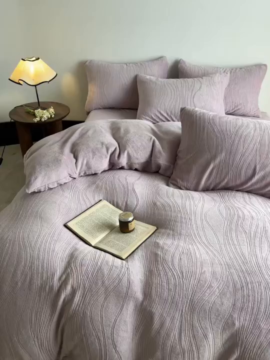 91家纺网 家纺一手货源 找家纺 云玲时尚 2025新款高克重牛奶绒雕花单被套-波浪 波浪香芋紫