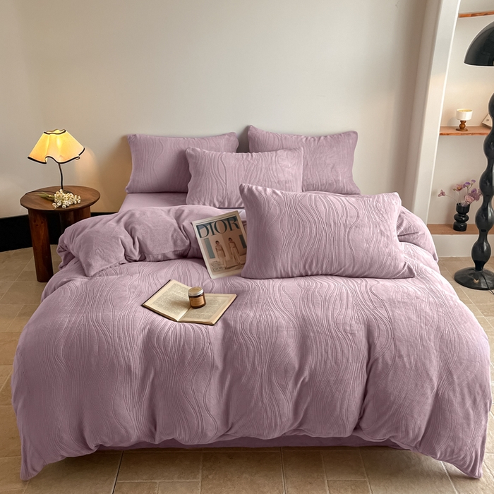 91家纺网 家纺一手货源 找家纺 云玲时尚 2025新款高克重牛奶绒雕花单被套-波浪 波浪香芋紫