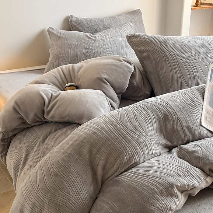 91家纺网 家纺一手货源 找家纺 云玲时尚 2025新款高克重牛奶绒雕花单被套-波浪 波浪浅灰