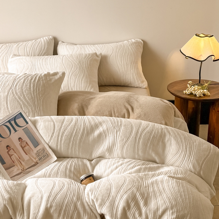 91家纺网 家纺一手货源 找家纺 云玲时尚 2025新款高克重牛奶绒雕花单被套-波浪 波浪奶杏