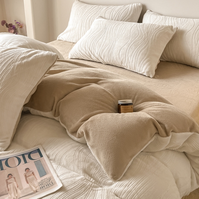 91家纺网 家纺一手货源 找家纺 云玲时尚 2025新款高克重牛奶绒雕花单被套-波浪 波浪奶杏