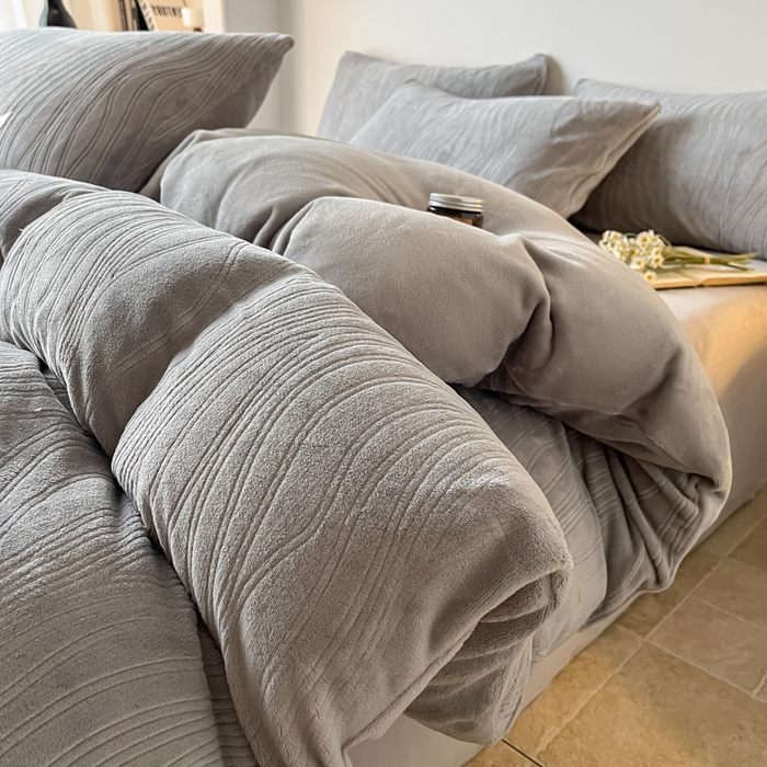 91家纺网 家纺一手货源 找家纺 （总）云玲时尚 2025新款高克重牛奶绒雕花单被套-波浪