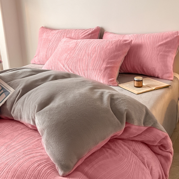 91家纺网 家纺一手货源 找家纺 云玲时尚 2025新款高克重牛奶绒雕花单被套-波浪 波浪粉咖