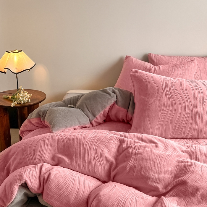 91家纺网 家纺一手货源 找家纺 云玲时尚 2025新款高克重牛奶绒雕花单被套-波浪 波浪粉咖