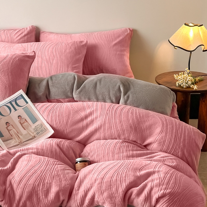 91家纺网 家纺一手货源 找家纺 云玲时尚 2025新款高克重牛奶绒雕花单被套-波浪 波浪粉咖