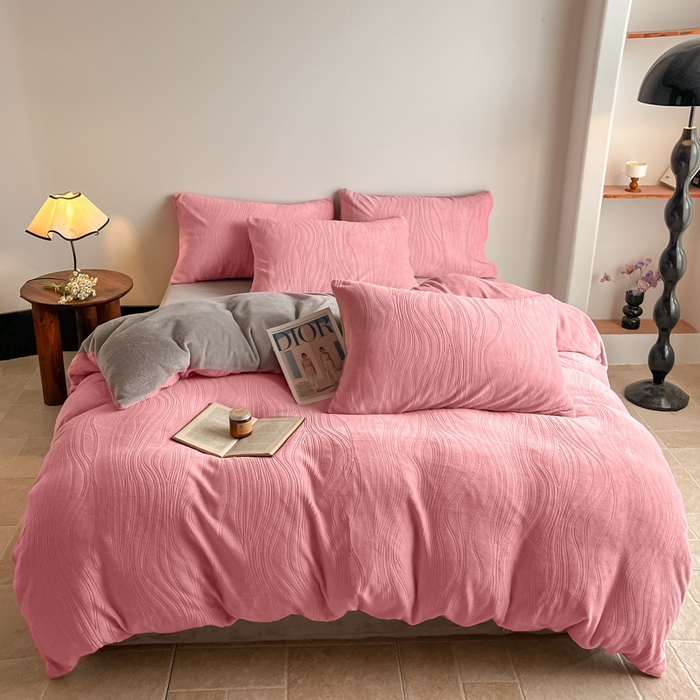 91家纺网 家纺一手货源 找家纺 云玲时尚 2025新款高克重牛奶绒雕花单被套-波浪 波浪粉咖