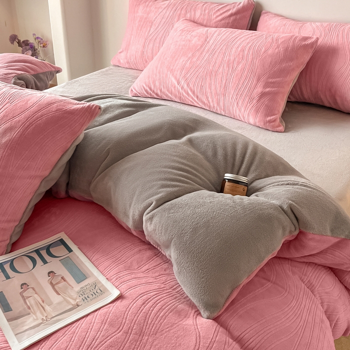 91家纺网 家纺一手货源 找家纺 云玲时尚 2025新款高克重牛奶绒雕花单被套-波浪 波浪粉咖