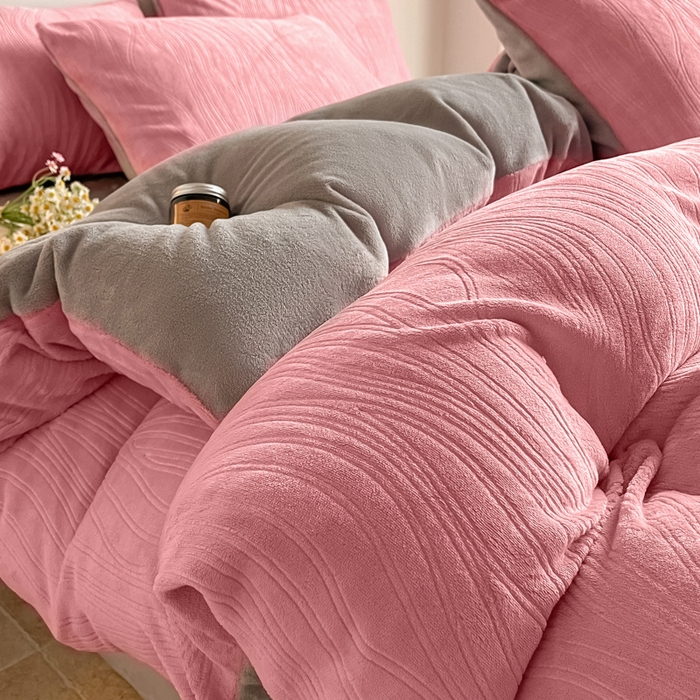 91家纺网 家纺一手货源 找家纺 云玲时尚 2025新款高克重牛奶绒雕花单被套-波浪 波浪粉咖