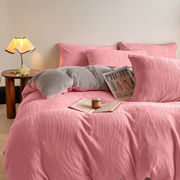 91家纺网 家纺一手货源 找家纺 云玲时尚 2025新款高克重牛奶绒雕花单被套-波浪 波浪粉咖