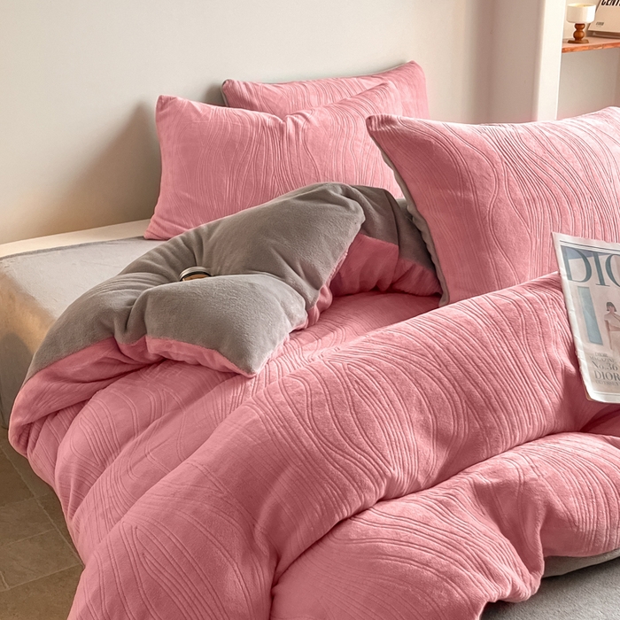 91家纺网 家纺一手货源 找家纺 云玲时尚 2025新款高克重牛奶绒雕花单被套-波浪 波浪粉咖