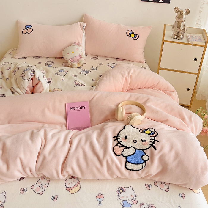 91家纺网 家纺一手货源 找家纺 云锦家居 2025新款秋冬小清新高克重牛奶绒毛巾绣四件套 BiuBiu猫