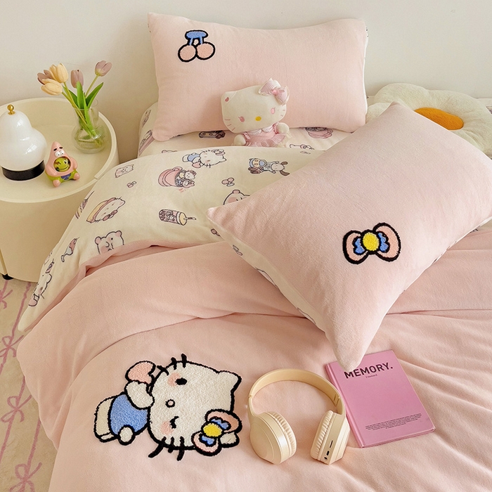 91家纺网 家纺一手货源 找家纺 云锦家居 2025新款秋冬小清新高克重牛奶绒毛巾绣四件套 BiuBiu猫