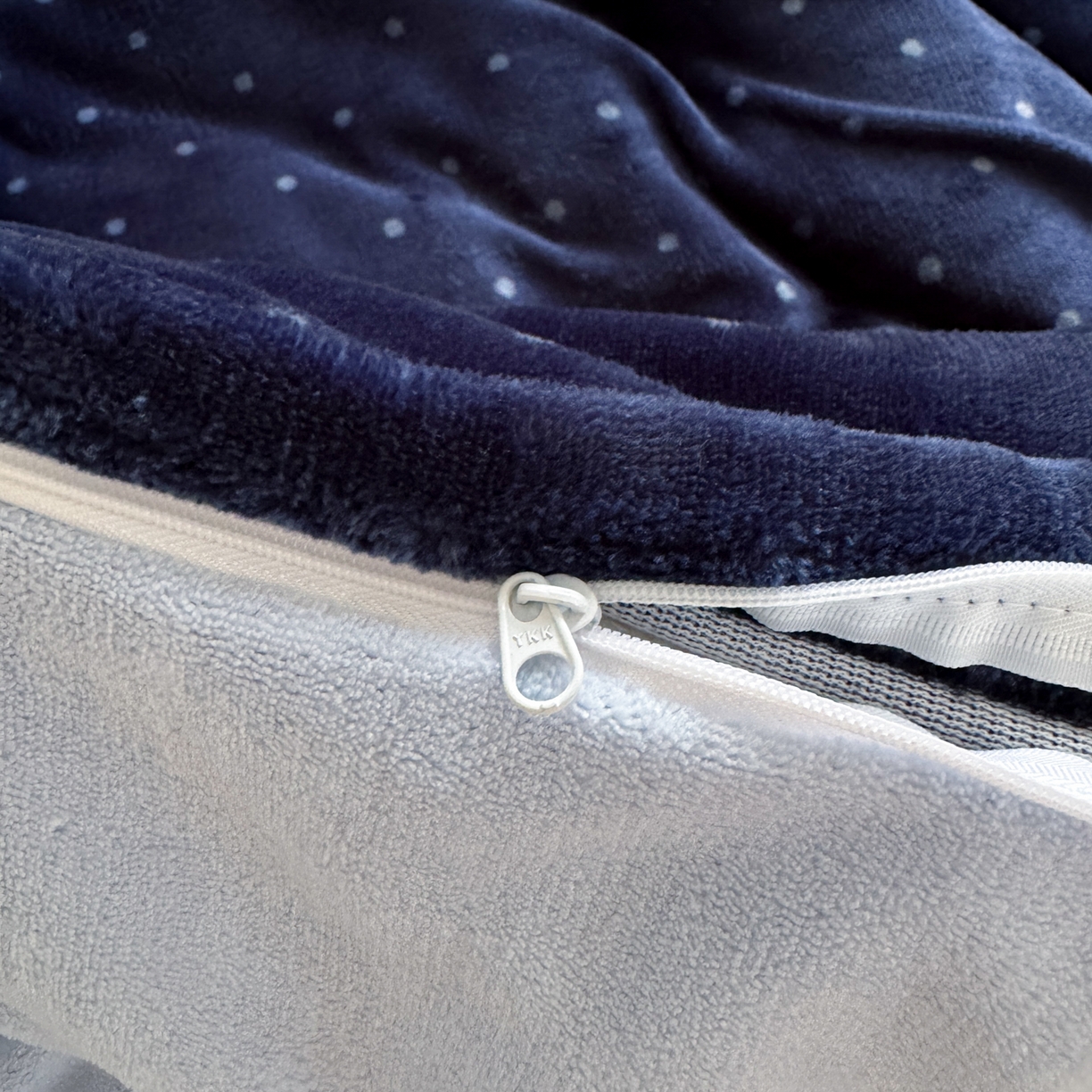 91家纺网 家纺一手货源 找家纺 云锦家居 2025新款秋冬小清新高克重牛奶绒毛巾绣四件套 波点萌猫绒