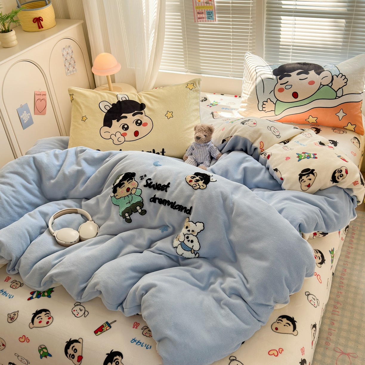 91家纺网 家纺一手货源 找家纺 云锦家居 2025新款秋冬小清新高克重牛奶绒毛巾绣四件套 晚安小新绒