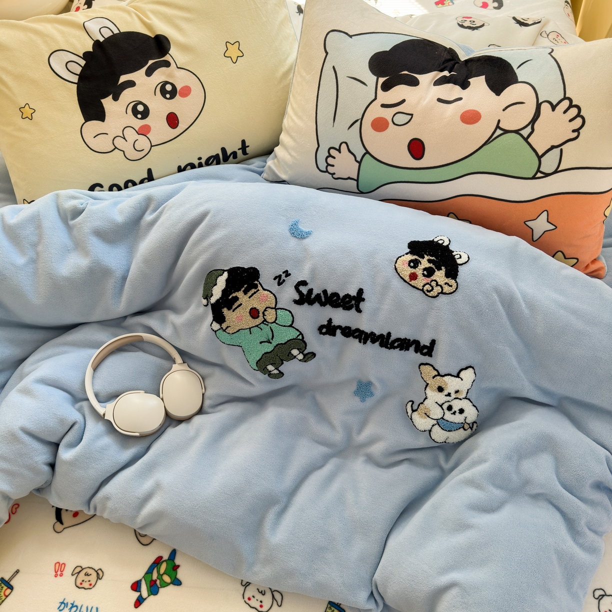 91家纺网 家纺一手货源 找家纺 云锦家居 2025新款秋冬小清新高克重牛奶绒毛巾绣四件套 晚安小新绒