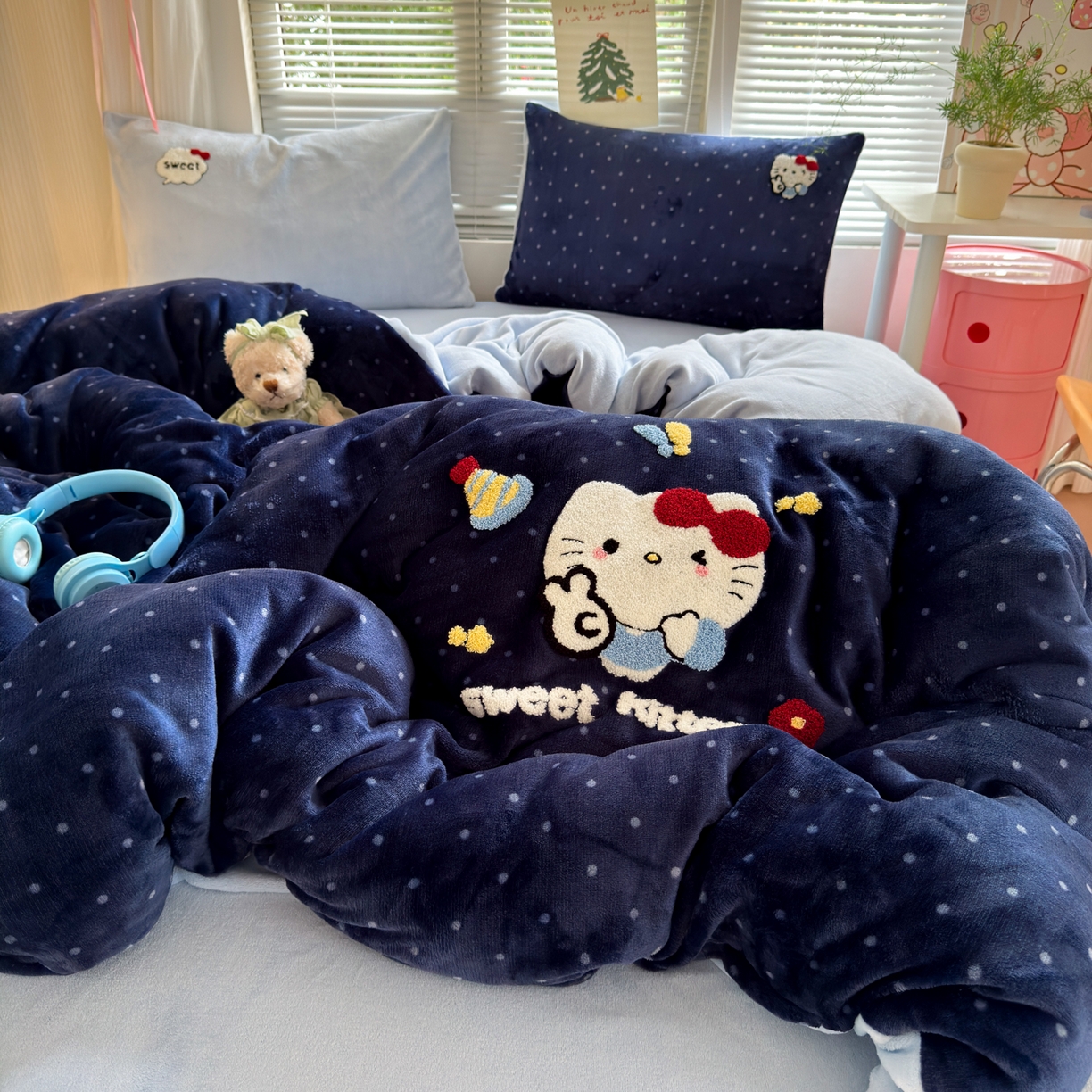 91家纺网 家纺一手货源 找家纺 云锦家居 2025新款秋冬小清新高克重牛奶绒毛巾绣四件套 波点萌猫绒