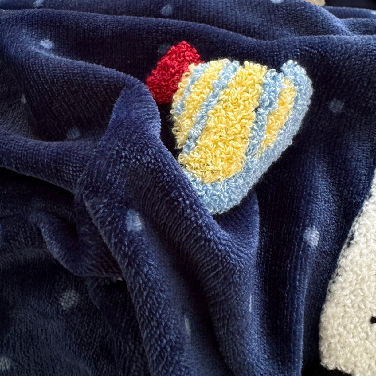 91家纺网 家纺一手货源 找家纺 云锦家居 2025新款秋冬小清新高克重牛奶绒毛巾绣四件套 波点萌猫绒