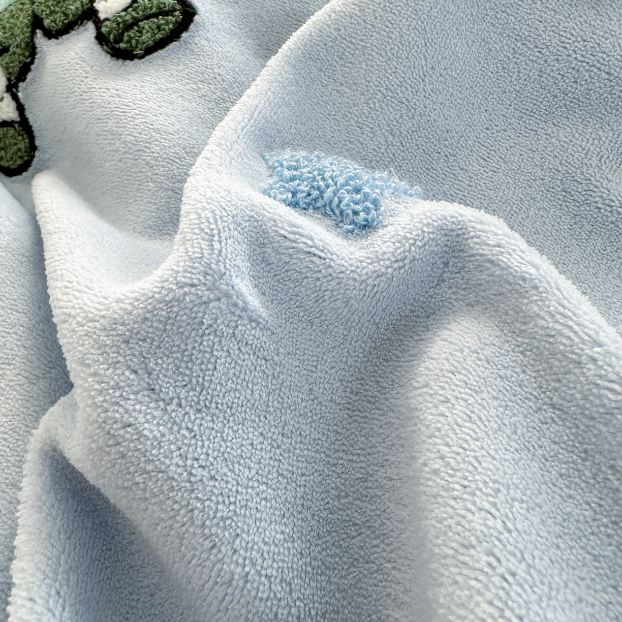 91家纺网 家纺一手货源 找家纺 云锦家居 2025新款秋冬小清新高克重牛奶绒毛巾绣四件套 晚安小新绒