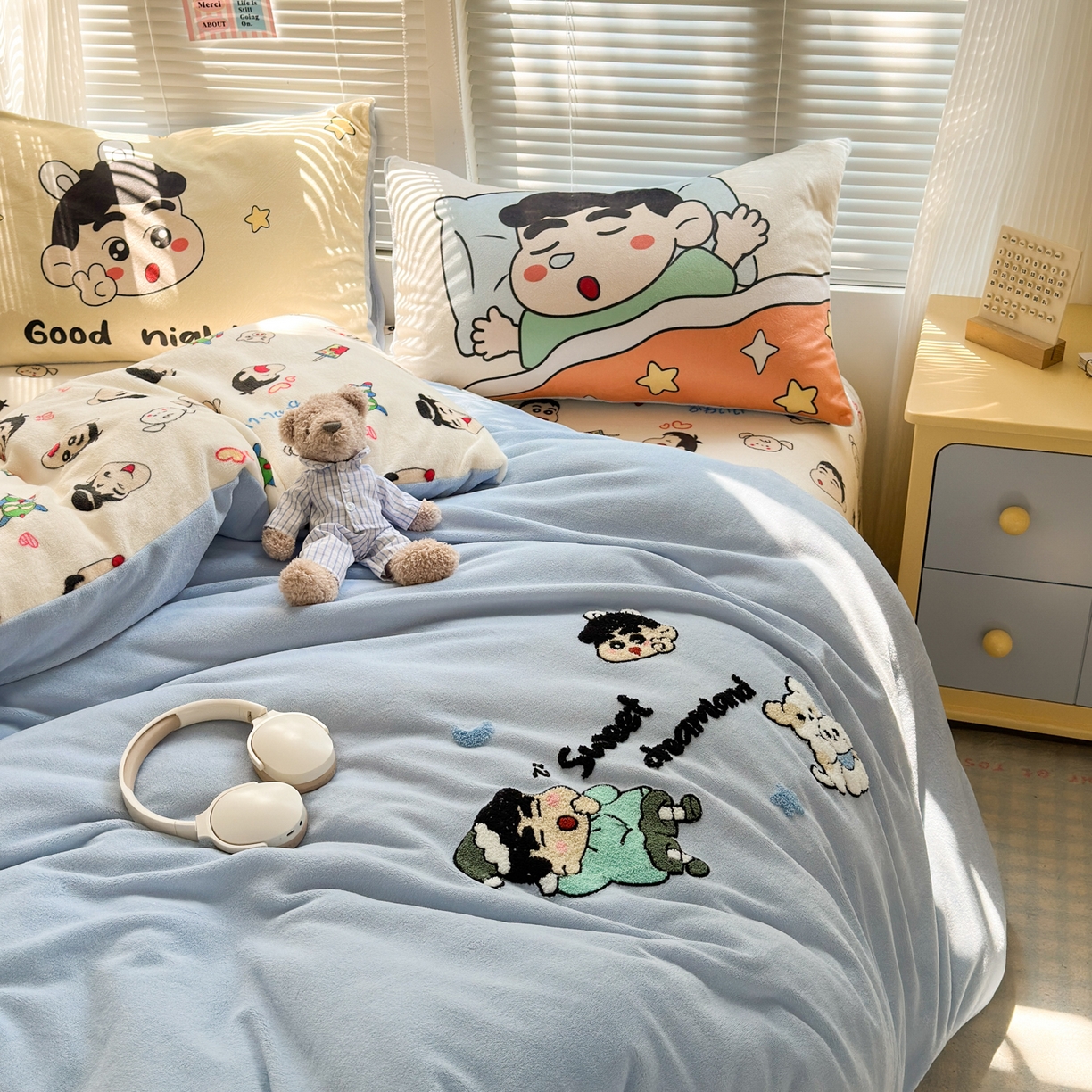 91家纺网 家纺一手货源 找家纺 云锦家居 2025新款秋冬小清新高克重牛奶绒毛巾绣四件套 晚安小新绒